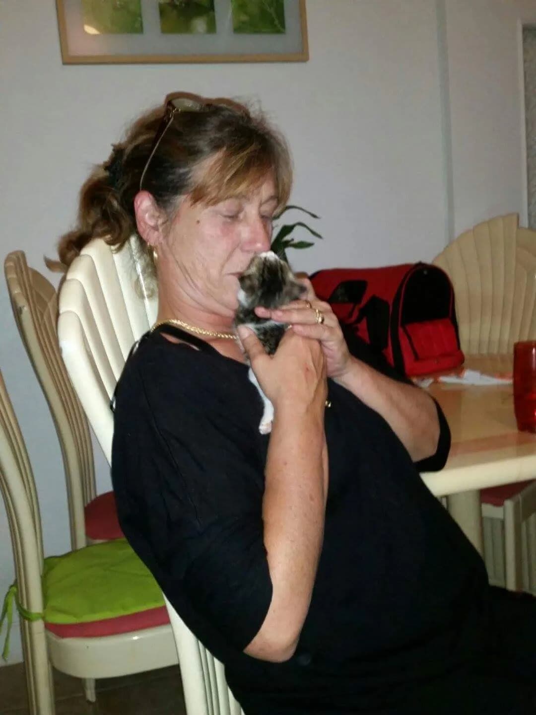 Michèle, fondatrice de l'association, tenant Kéopse chaton contre elle
